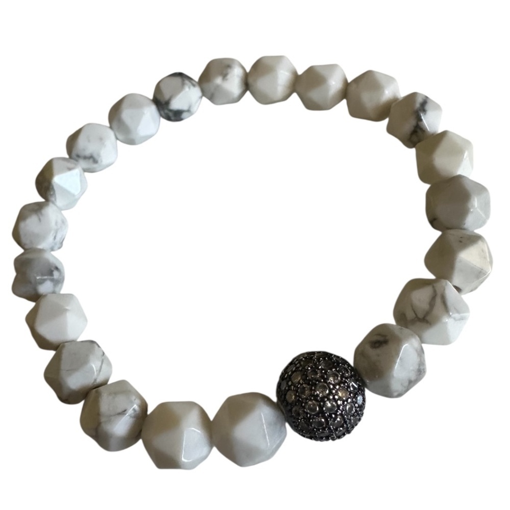 Classic Faceted Howlite 8mm Stretch Bracelet White Gray Gunmetal Pave